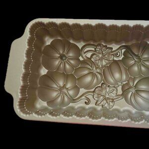Nordic Ware Loaf Pan Harvest Pumpkin Loaf Cake Nonstick Bakeware NWT